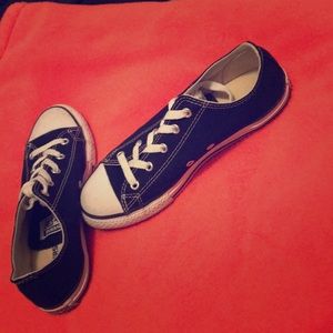 black and white converse shoes